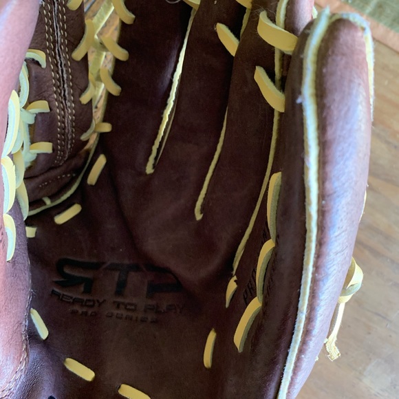 Baseball mitt - Picture 2 of 4
